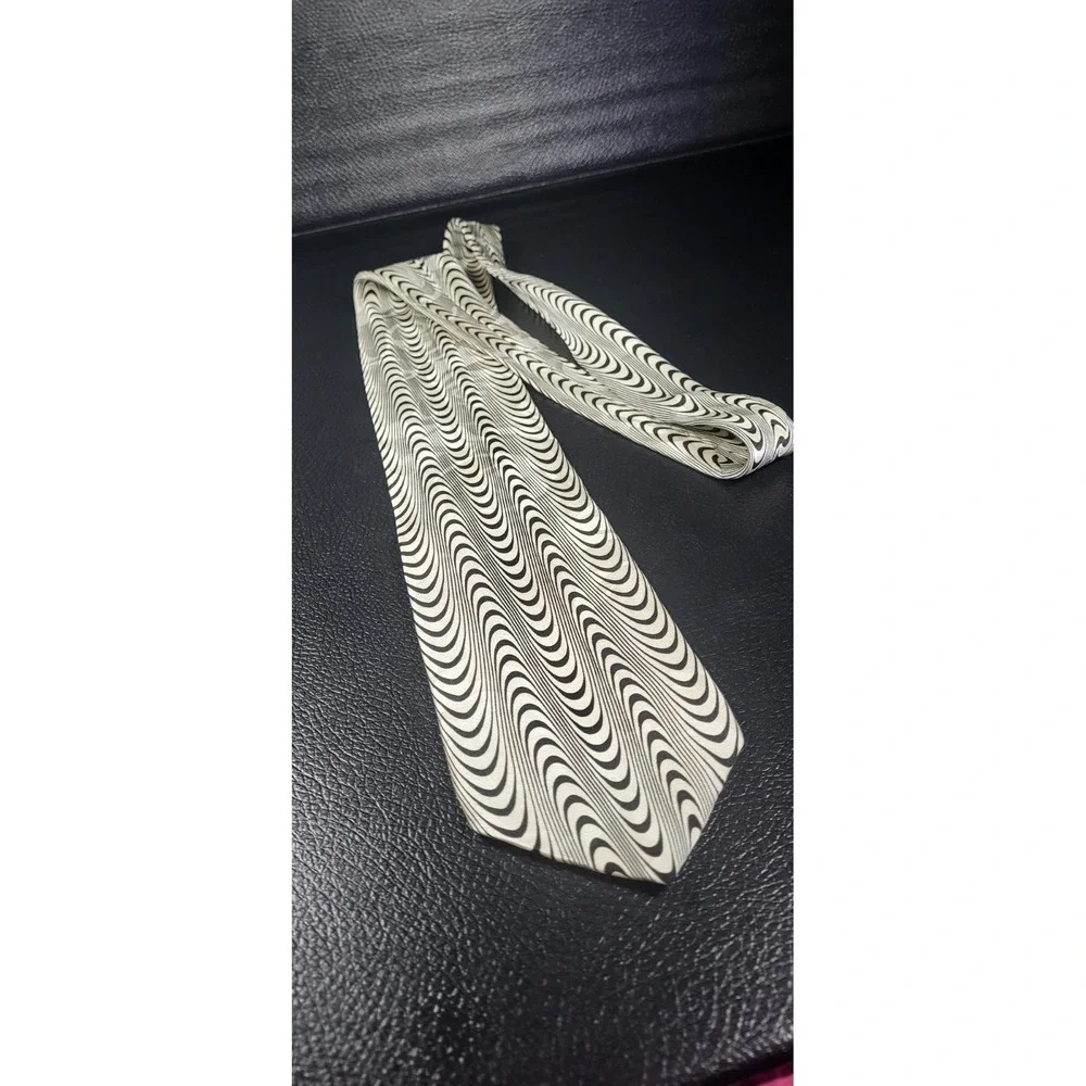 CELLINI UMO Geometric Optical Illusion Wave Tie ITALY Silk Tie 3.75x57.5